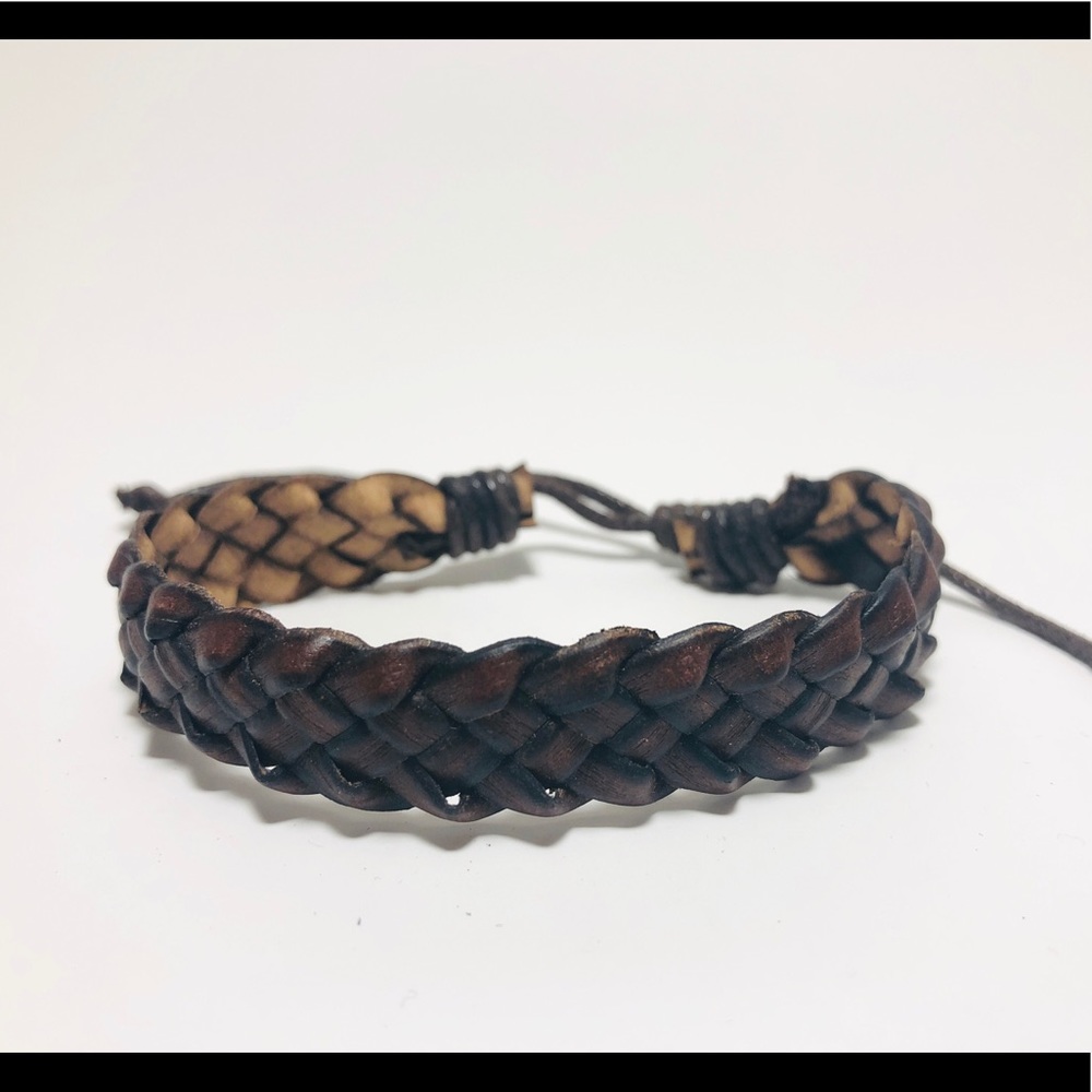 Adjustable leather bracelet